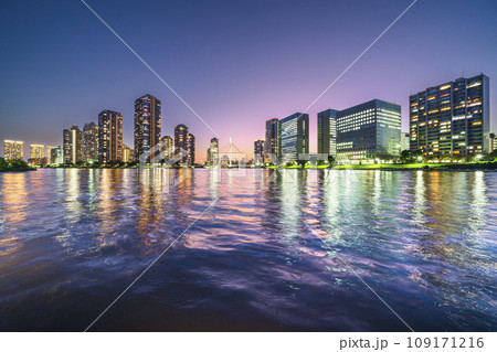 隅田川沿いに広がる高層マンション群の夜景【東京都・中央区】 隅田川沿いに広がる高層マンション群の夜景【東京都・中央区】 109171216