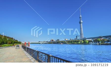 隅田川テラスの風景　スカイツリーや桜橋などを望む【東京都・墨田区－台東区】 109171219