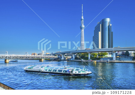 隅田川を走る水上バスや東京スカイツリーなどを望む【東京都・墨田区-台東区】 隅田川を走る水上バスや東京スカイツリーなどを望む【東京都・墨田区-台東区】 109171228