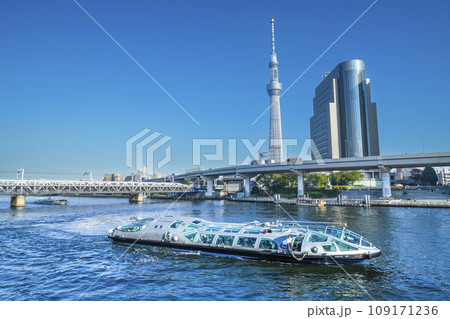 隅田川を走る水上バスや東京スカイツリーなどを望む【東京都・墨田区－台東区】 109171236