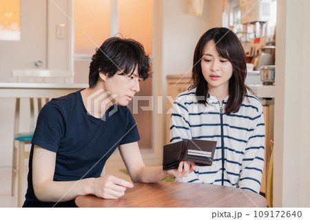 お金がなくて苦しむ若い夫婦 109172640