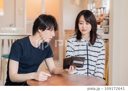 お金がなくて苦しむ若い夫婦 109172641