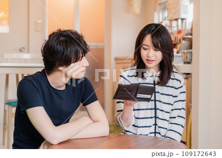 お金がなくて苦しむ若い夫婦 お金がなくて苦しむ若い夫婦 109172643