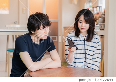 お金がなくて苦しむ若い夫婦 109172644