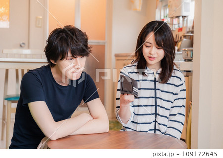 お金がなくて苦しむ若い夫婦 お金がなくて苦しむ若い夫婦 109172645