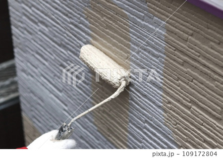 現場女子がサイディングに中塗り塗装 現場女子がサイディングに中塗り塗装 109172804