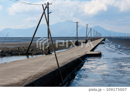 雲仙普賢岳を望む干潮の有明海 109173007
