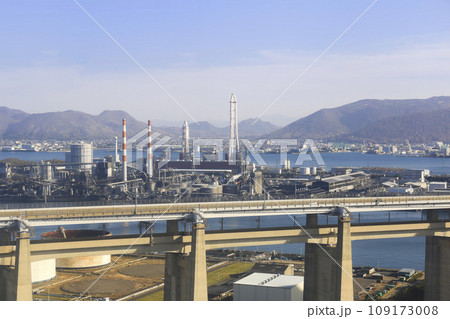 香川・坂出　瀬戸大橋越しに見る番の州臨海工業団地 109173008