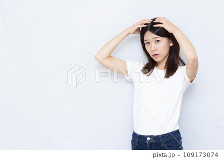 頭皮を気にする40代の女性 109173074