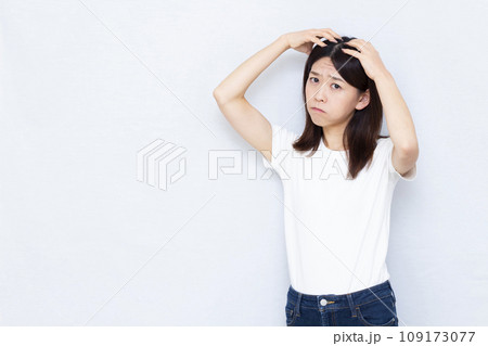 頭皮を気にする40代の女性 109173077