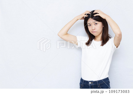 頭皮を気にする40代の女性 頭皮を気にする40代の女性 109173083