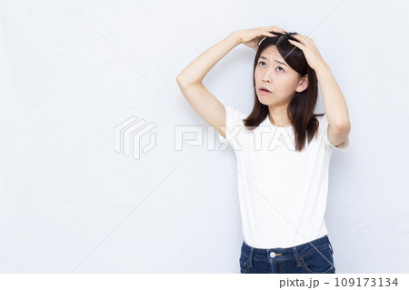 頭皮を気にする40代の女性 109173134