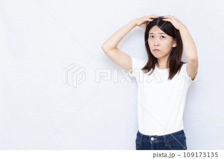 頭皮を気にする40代の女性 頭皮を気にする40代の女性 109173135