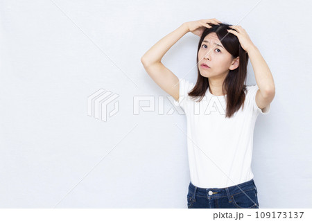 頭皮を気にする40代の女性 頭皮を気にする40代の女性 109173137