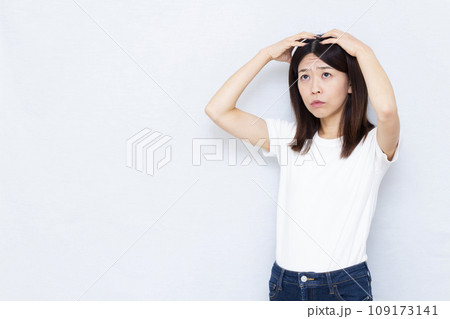頭皮を気にする40代の女性 頭皮を気にする40代の女性 109173141