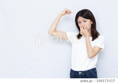 ワキガに悩む40代の女性 109173317