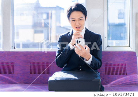 通勤電車のミドルのビジネスマン　撮影協力「京王電鉄株式会社」 109173471