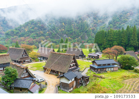富山県五箇山　　秋雨の合掌造り集落と雨に煙る山並み 109173533