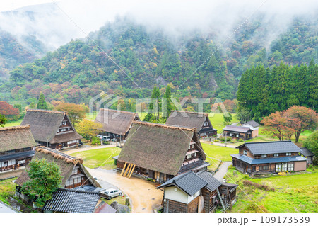 富山県五箇山 秋雨の合掌造り集落と雨に煙る山並み 富山県五箇山 秋雨の合掌造り集落と雨に煙る山並み 109173539