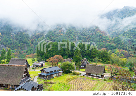 富山県五箇山　　秋雨の合掌造り集落と雨に煙る山並み 109173546