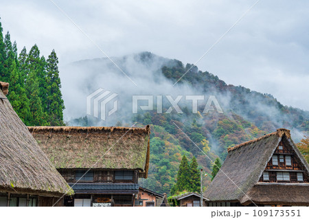 富山県五箇山 秋雨の合掌造り集落 富山県五箇山 秋雨の合掌造り集落 109173551