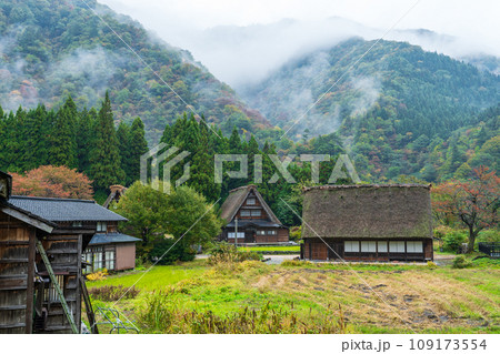 富山県五箇山　　秋雨の合掌造り集落 109173554