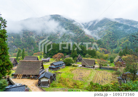 富山県五箇山　　秋雨の合掌造り集落と雨に煙る山並み 109173560