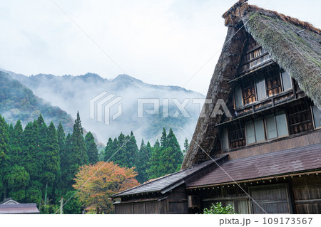 富山県五箇山 秋雨の合掌造り集落 富山県五箇山 秋雨の合掌造り集落 109173567