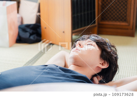 実家で寝転がる若い男性 実家で寝転がる若い男性 109173628