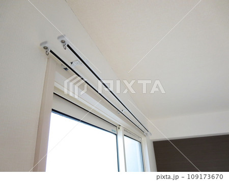 住宅の窓にカーテンを取付けるカーテンレール 住宅の窓にカーテンを取付けるカーテンレール 109173670