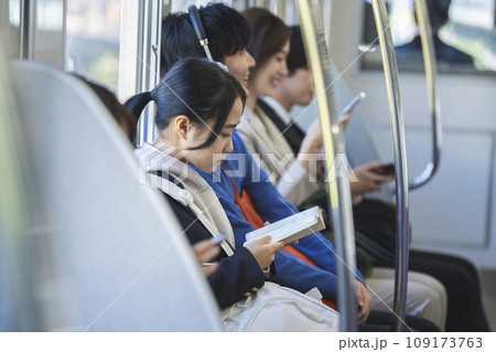 電車の中で読書をする女子学生　撮影協力「京王電鉄株式会社」 109173763