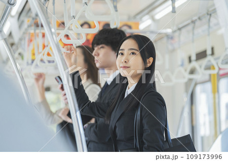 電車通勤をする若いビジネスウーマン　　撮影協力「京王電鉄株式会社」 109173996
