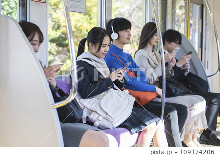 電車に乗る乗客たち 撮影協力「京王電鉄株式会社」 電車に乗る乗客たち 撮影協力「京王電鉄株式会社」 109174206