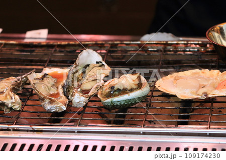 バーベキューで焼いている新鮮な牡蠣　 109174230
