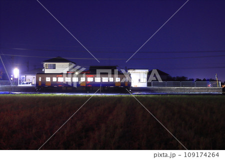 夜の番田駅に停車するえちぜん鉄道MC6100形電車_23/11/4撮影 109174264