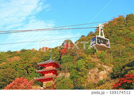 岐阜県岐阜市、岐阜公園三重塔と金華山ロープウェーの風景 岐阜県岐阜市、岐阜公園三重塔と金華山ロープウェーの風景 109174512