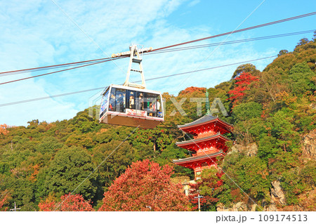 岐阜県岐阜市、岐阜公園三重塔と金華山ロープウェーの風景 岐阜県岐阜市、岐阜公園三重塔と金華山ロープウェーの風景 109174513