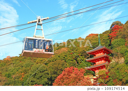岐阜県岐阜市、岐阜公園三重塔と金華山ロープウェーの風景 岐阜県岐阜市、岐阜公園三重塔と金華山ロープウェーの風景 109174514