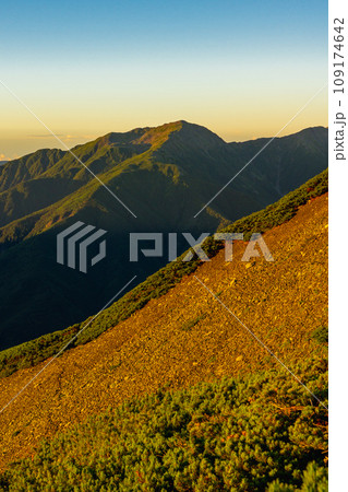 静岡県の日本百名山塩見岳登山　モルゲンロートの悪沢岳 109174642