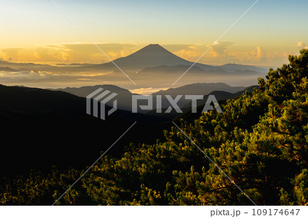 静岡県の日本百名山塩見岳登山　マジックアワーの富士山 109174647