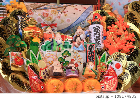 酉の市の縁起熊手　商売繁盛 109174835