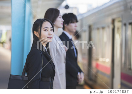 電車通勤をする若いビジネスウーマン　撮影協力「京王電鉄株式会社」 109174887