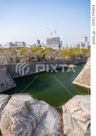 大阪城公園 お堀 大阪市街地の景色 大阪城公園 お堀 大阪市街地の景色 109174904