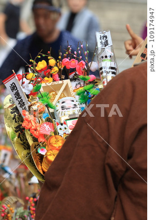 酉の市　縁起物の熊手　大きな縁起熊手　 109174947