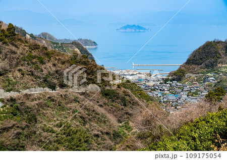 安芸灘とびしま街道 一峰寺山山腹から見た久比港1 広島県呉市 安芸灘とびしま街道 一峰寺山山腹から見た久比港1 広島県呉市 109175054