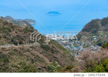安芸灘とびしま街道 一峰寺山山腹から見た久比港2 広島県呉市 安芸灘とびしま街道 一峰寺山山腹から見た久比港2 広島県呉市 109175056