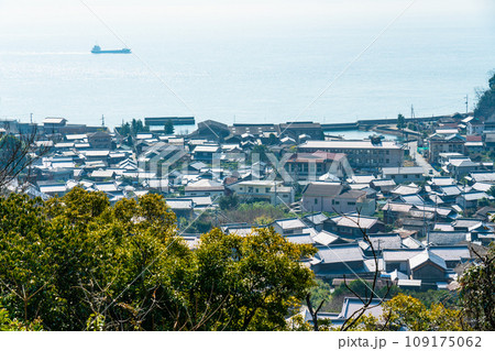 安芸灘とびしま街道　一峰寺山山腹から見た沖友集落と安芸灘2　広島県呉市 109175062