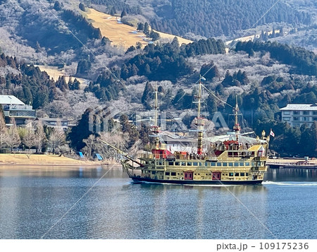 山々を背景にした芦ノ湖と海賊船 山々を背景にした芦ノ湖と海賊船 109175236