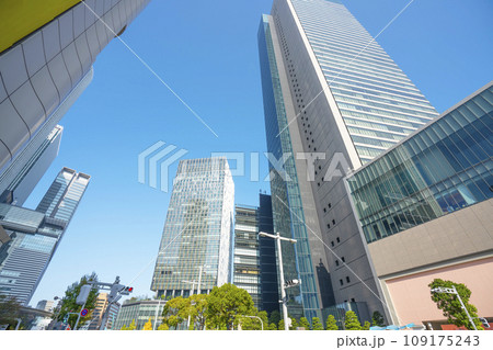 名古屋駅前のビル街 109175243