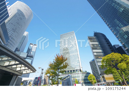 名古屋駅前のビル街 109175244